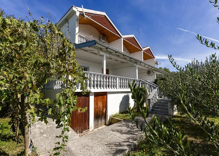 Appartement Fuer 2 Personen Ražanac